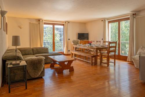 un salon avec un canapé et une table dans l'établissement Coeur des Alpes - A spacious 3-bedroom apartment with spectacular views, à Chamonix-Mont-Blanc