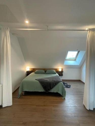 une chambre avec un lit dans une pièce avec une fenêtre dans l'établissement breizh sweet home, à Treffendel