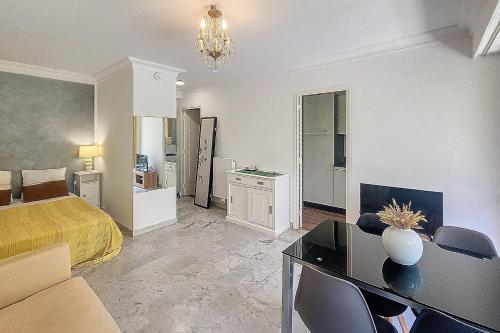 Henri Camille Real Estate- Mikaela - Studio with terrace