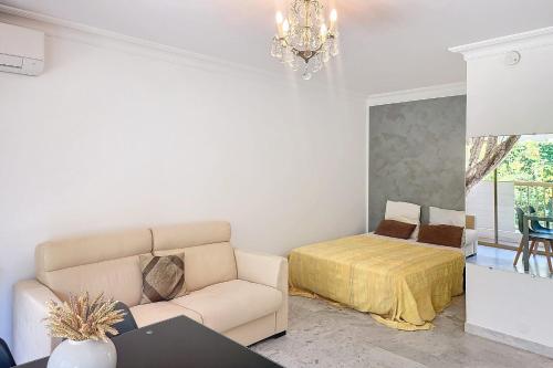 Henri Camille Real Estate- Mikaela - Studio with terrace