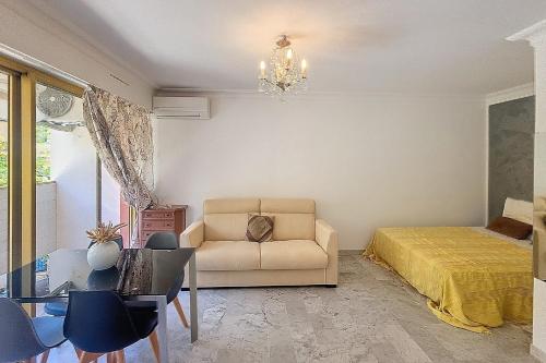 Henri Camille Real Estate- Mikaela - Studio with terrace