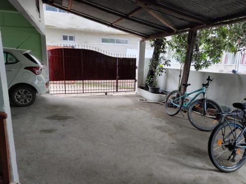 Jízda na kole v ubytování Tales of Guwahati Independent 1BHK -iii nebo okolí
