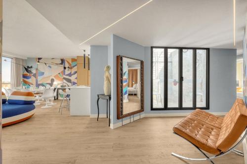 - un salon avec un miroir et une chambre dans l'établissement L’échappée Capitulaire - Belle vue de Toulouse, à Toulouse