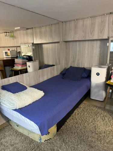ein Schlafzimmer mit einem Bett in einem Holzzimmer in der Unterkunft Уютный Домик in Chişinău
