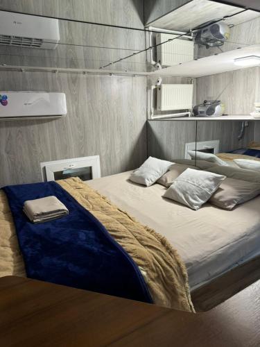 ein Schlafzimmer mit einem großen Bett mit Kissen darauf in der Unterkunft Уютный Домик in Chişinău