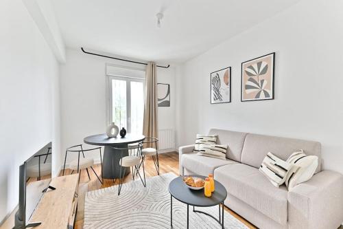 un salon avec un canapé et une table dans l'établissement Appartement à Montreuil cosy et confortable, à Montreuil
