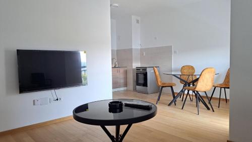 Μια τηλεόραση ή/και κέντρο ψυχαγωγίας στο Apartman Giro