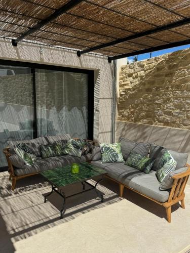 - un canapé et une table basse sur la terrasse dans l'établissement Villa Hélène, à Malaucène