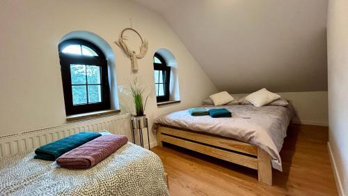 Posteľ alebo postele v izbe v ubytovaní Apartamenty GOSZOWIANKA