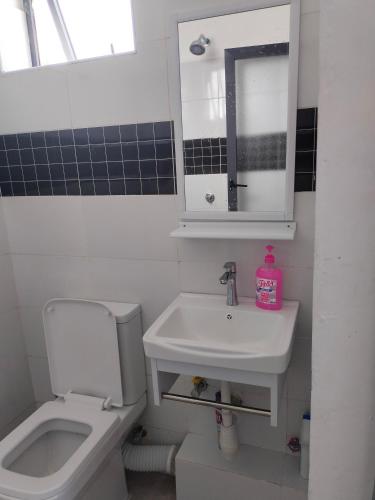 Phòng tắm tại Khalisee homes studio apartment bamburi