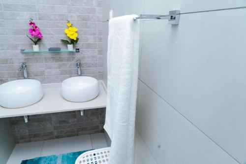 a bathroom with two sinks and a shower at Séjour Luxe à Mermoz - Confort & Emplacement Idéal in Dakar