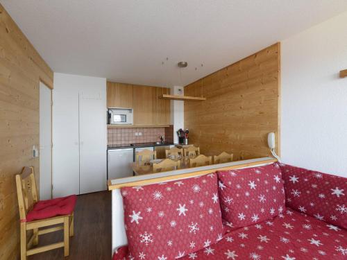 un salon avec un canapé rouge et une cuisine dans l'établissement Appartement confortable skis aux pieds, balcon, animaux admis, Belle Plagne - FR-1-181-1182, à Belle Plagne