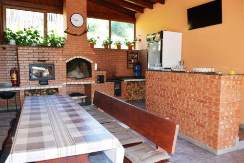 ボルシャにあるCasa La Marin Borșaのリビングルーム(レンガ造りの暖炉、テーブル付)