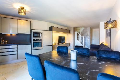 une cuisine et une salle à manger avec une table et des chaises dans l'établissement Suquet Du Midi MAR323 4P, à Cannes