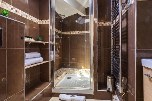 une douche avec une porte vitrée dans une salle de bain dans l'établissement Suquet Du Midi MAR323 4P, à Cannes