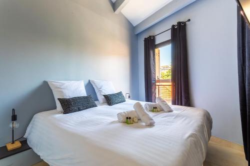 une chambre avec un grand lit blanc avec des serviettes dessus dans l'établissement Suquet Du Midi MAR323 4P, à Cannes