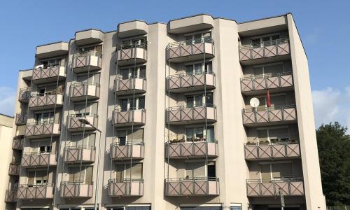 an apartment building with balconies on it at Apartments Mitte Messe und Zentrum Heistersteg in Nürnberg