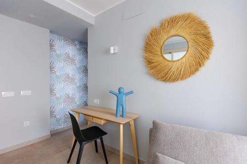 a dining room with a table and a mirror at Elegant 2 Bedrooms Flat 5 minutes from the sea & free parking in Puerto del Rosario