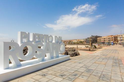a large metal sign that reads victory park at Elegant 2 Bedrooms Flat 5 minutes from the sea & free parking in Puerto del Rosario