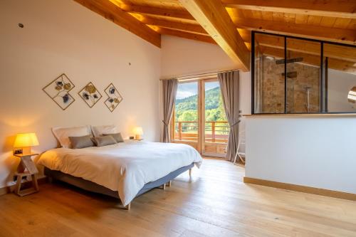 Ένα ή περισσότερα κρεβάτια σε δωμάτιο στο Chalet Neuf 10 personnes, Piscine et Spa