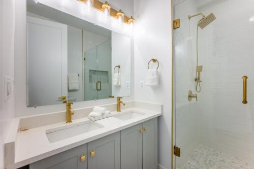 Ένα μπάνιο στο Modern 3BR Condo, Rooftop & Downtown Views