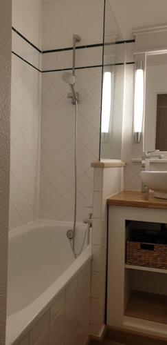 une salle de bain avec douche et lavabo dans l'établissement Bienvenue à l'Appart' !, à Lacanau