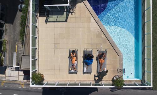 Бассейн в Mercure Maceio Pajuçara или поблизости