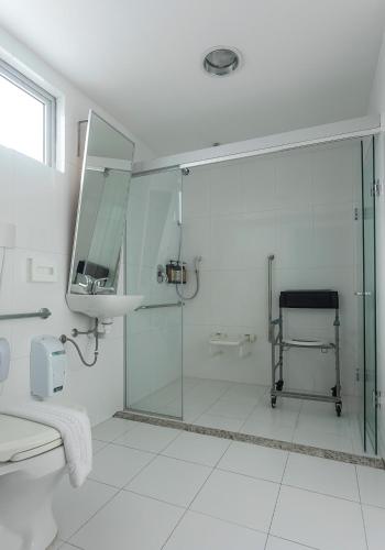 Ванная комната в Mercure Maceio Pajuçara