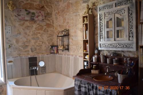 a bathroom with a bath tub and a sink at Sète centre ville APPARTEMENT ATYPIQUE F2 (70 m²) in Sète