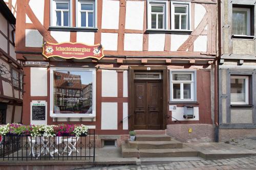 a building with a door and flowers in front of it at Ferienwohnung Omi Anni in Schlitz