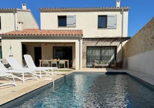 une villa avec piscine devant une maison dans l'établissement Villa Hélène, à Malaucène
