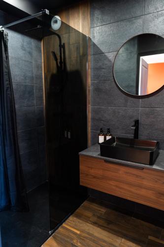 une salle de bain avec un lavabo et un miroir dans l'établissement La Casa, Suite mexicaine d'exception à Saumur, à Saumur