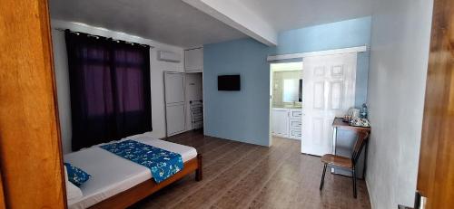 Un dormitorio pequeño con una cama y una ventana. en Kyo Villa, en Quatre Vents