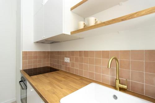 une cuisine avec un évier et un plan de travail dans l'établissement Moderne T3 avec 2 chambres, à Marseille