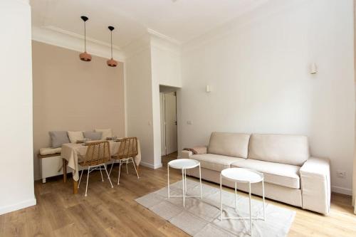 un salon avec un canapé et une table dans l'établissement Moderne T3 avec 2 chambres, à Marseille
