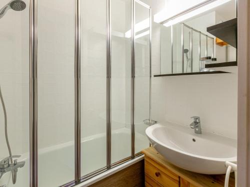 une salle de bain avec un lavabo et une douche dans l'établissement Studio sud douillet skis aux pieds - 3 pers, La Daille, Val-d'Isère - FR-1-694-76, à Val dʼIsère