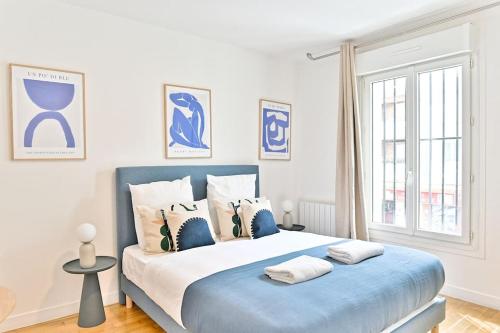 - une chambre bleue et blanche avec un grand lit dans l'établissement Studio neuf spacieux et lumineux - Montreuil, à Montreuil