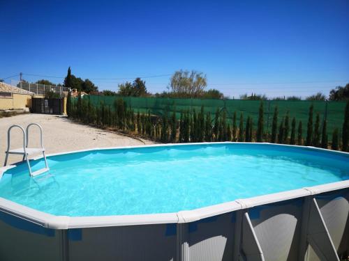 wanna z hydromasażem z krzesłem na dziedzińcu w obiekcie Bungalows-Cortijo Da Luigi-4 adultos-2 Dormitorios-Piscina-Ideal familias-Cártama-Málaga w mieście Cártama