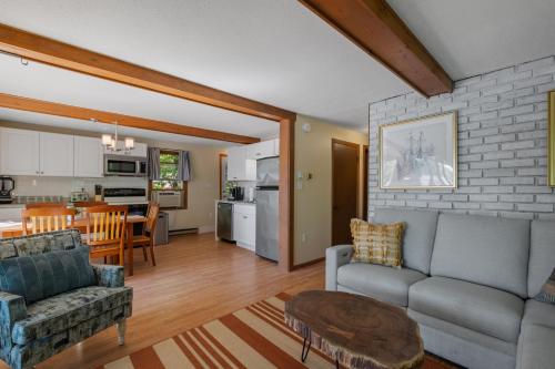 Dapur atau dapur kecil di Idyllic Lakeside Getaway home