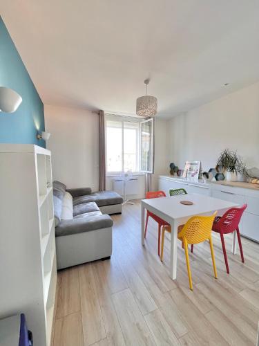 une cuisine et un salon avec une table et des chaises dans l'établissement Appartement Calme en Plein Centre Ville, à Marseille