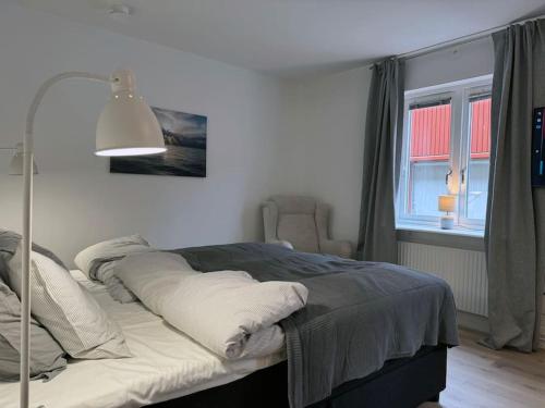 Postel nebo postele na pokoji v ubytování Lägenhet mitt i centrum - My Hostel