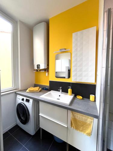 une salle de bain avec un lavabo et une machine à laver dans l'établissement Appartement Calme en Plein Centre Ville, à Marseille