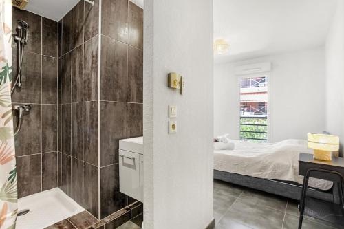 une salle de bain avec douche et une chambre avec un lit dans l'établissement Apprt 2 cham, proche du centre, wifi, climatisation, San Giovanni, à Saint-Raphaël