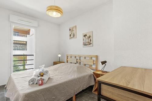 une chambre avec un lit avec des animaux en peluche dessus dans l'établissement Apprt 2 cham, proche du centre, wifi, climatisation, San Giovanni, à Saint-Raphaël