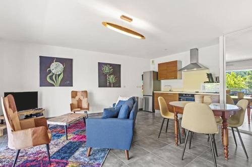 un salon avec un canapé bleu et une table dans l'établissement Apprt 2 cham, proche du centre, wifi, climatisation, San Giovanni, à Saint-Raphaël