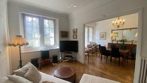 un salon avec une table et une salle à manger dans l'établissement Cannes - proche des plages de la célèbre Croisette, à Cannes