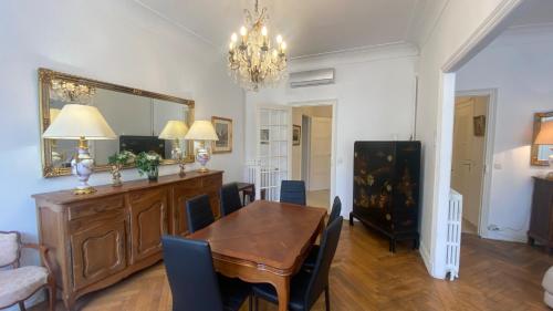 une salle à manger avec une table et un miroir dans l'établissement Cannes - proche des plages de la célèbre Croisette, à Cannes