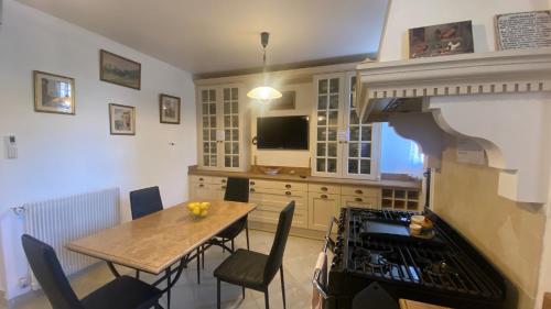 une cuisine avec une table et une cuisinière four supérieur dans l'établissement Cannes - proche des plages de la célèbre Croisette, à Cannes