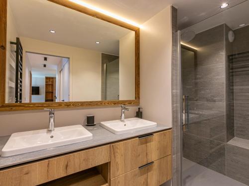 une salle de bain avec deux lavabos et une douche dans l'établissement Cocon intime avec WiFi et garage au pied des pistes – résidence neuve de standing - FR-1-694-338, à Val dʼIsère