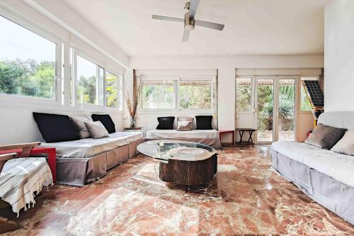 Una sala de estar con un sofá y una mesa de café. en Villa Tamaris, en Santa Eulària des Riu